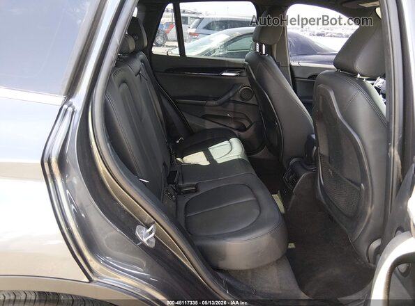 WBXHT3C35J3H33670 2018 BMW X1 Gray Widok naklejki z numerem VIN