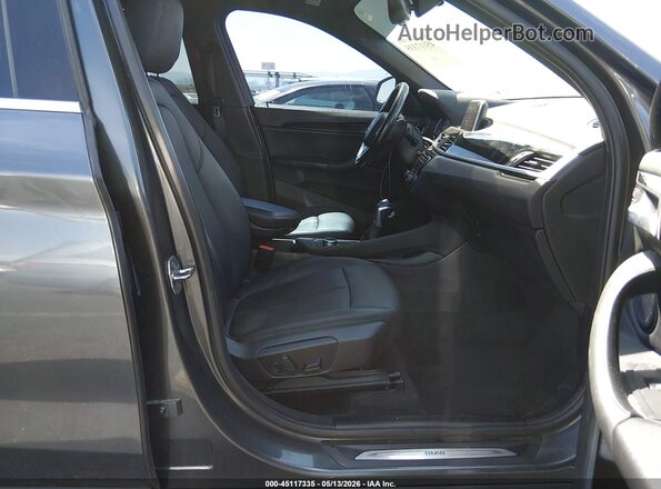 WBXHT3C35J3H33670 2018 BMW X1 Gray Widok wnętrza z przodu