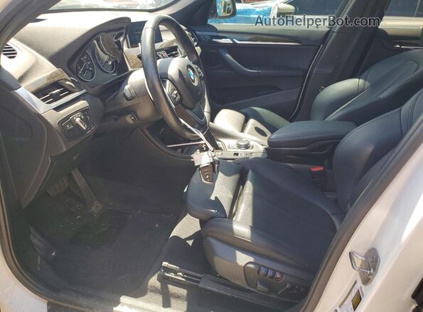 WBXHT3C35J5K31730 2018 BMW X1 White Widok wnętrza z przodu