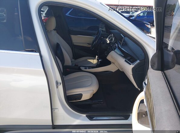 WBXHT3C36H5F71367 2017 BMW X1 White წინა სალონის ხედი