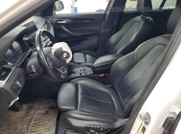 WBXHT3C36J5L30928 2018 BMW X1 White Front interior view