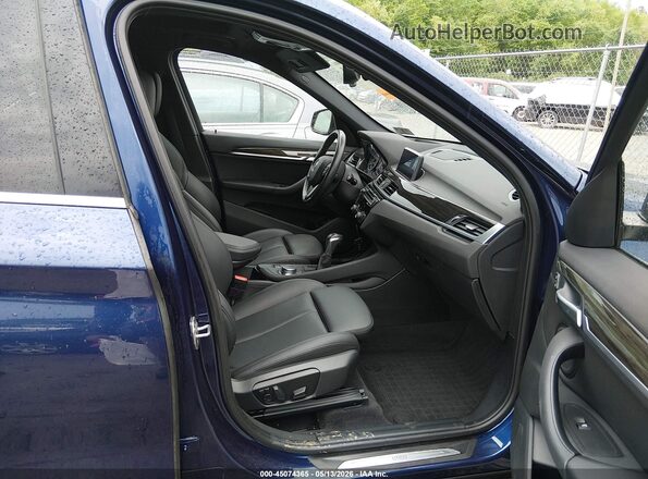 WBXHT3C37J5K27520 2018 BMW X1 Blue Vista interior delantera