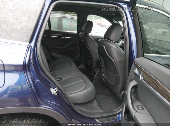 WBXHT3C37J5K27520 2018 BMW X1 Blue Vista de la etiqueta del VIN