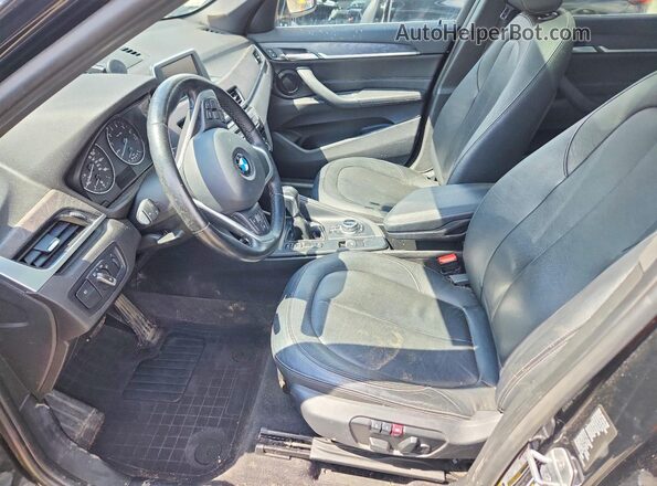 WBXHT3C3XH5F76409 2017 BMW X1 Black Widok wnętrza z przodu