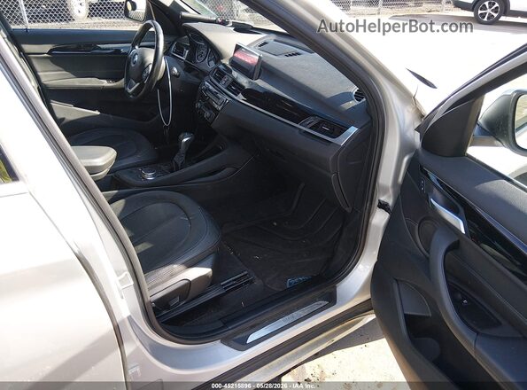 WBXHT3C3XH5F82078 2017 BMW X1 Silver Սալոնի դիմացի տեսք