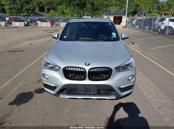 WBXHT3C3XH5F82078 2017 BMW X1 Silver Սարքավորումների վահանակի տեսք