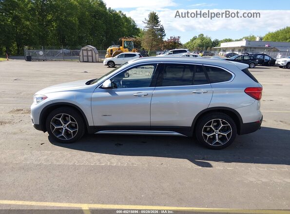 WBXHT3C3XH5F82078 2017 BMW X1 Silver Սալոնի 360 աստիճան տեսք