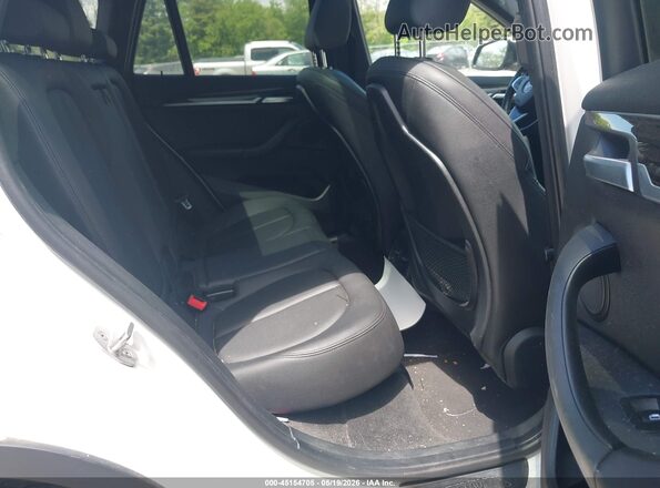 WBXHT3C3XJ5K29875 2018 BMW X1 White VIN კოდის სტიკერის ხედი
