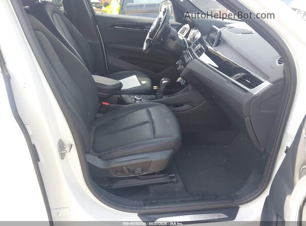 WBXHT3C50K5L37117 2019 BMW X1 White Widok wnętrza z przodu