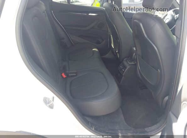 WBXHT3C50K5L37117 2019 BMW X1 White Widok naklejki z numerem VIN