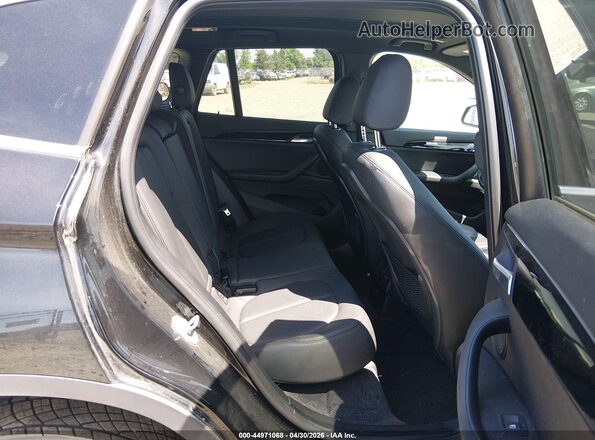 WBXHT3C55K5L89410 2019 BMW X1 Black Widok naklejki z numerem VIN