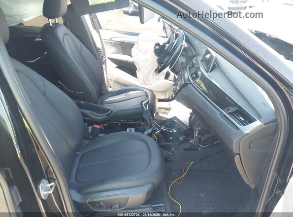 WBXHT3Z34H4A53545 2017 BMW X1 Black Widok wnętrza z przodu