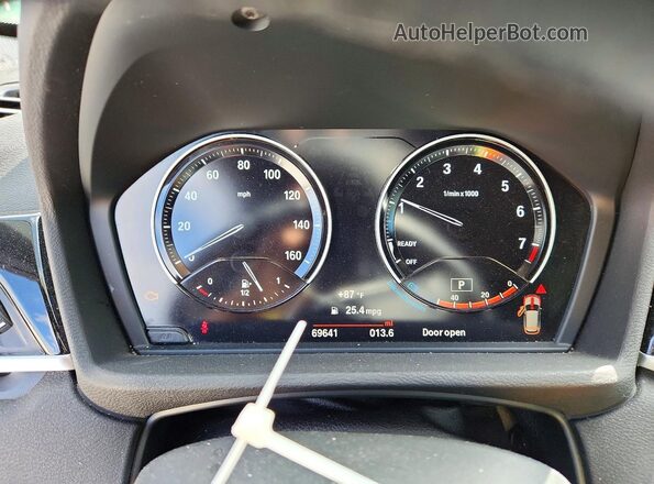 WBXHU7C32J5L07599 2018 BMW X1 White Սարքավորումների վահանակի տեսք