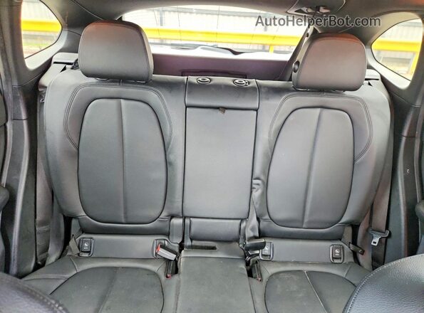 WBXHU7C33H5H38014 2017 BMW X1 Black Widok tylnych siedzeń