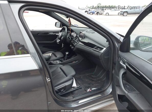 WBXHU7C56K5L09990 2019 BMW X1 Gray Vista interior delantera
