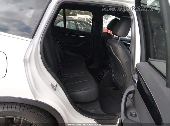 WBXJG7C00L5P69869 2020 BMW X1 White VIN կոդի պիտակի տեսք