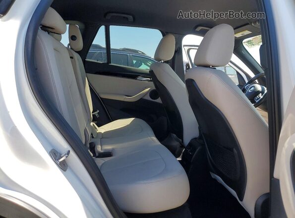 WBXJG7C05L3L84447 2020 BMW X1 White Вид задньої частини салону