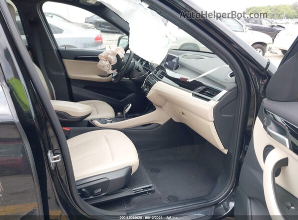 WBXJG7C08M5T11269 2021 BMW X1 Black Vista interior delantera
