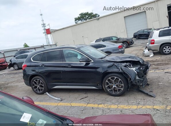 WBXJG7C08M5T11269 2021 BMW X1 Black Vista interior trasera
