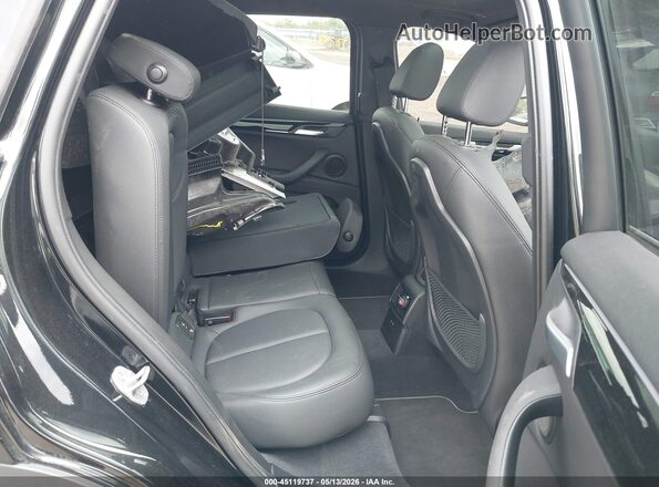 WBXJG9C05M5U09977 2021 BMW X1 Black VIN կոդի պիտակի տեսք