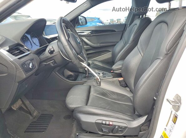WBXYJ1C09L5P68135 2020 BMW X2 White Widok wnętrza z przodu