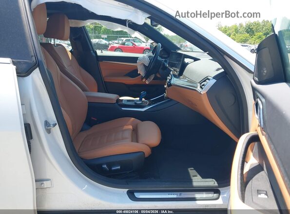 WBY73AW06NFN11590 2022 BMW I4 White Vista interior delantera