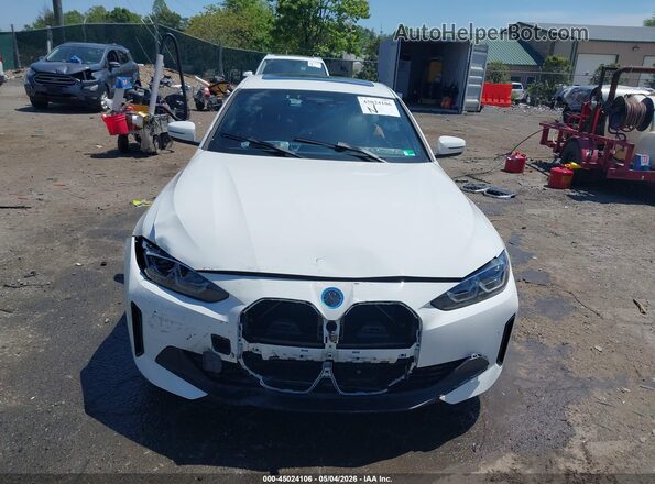WBY73AW06NFN11590 2022 BMW I4 White Vista interior trasera