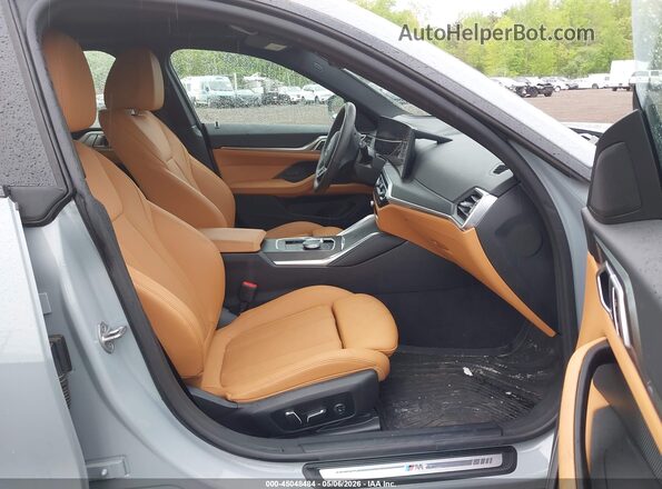 WBY83FB04RFT01700 2024 BMW I4 Gray Vista interior delantera