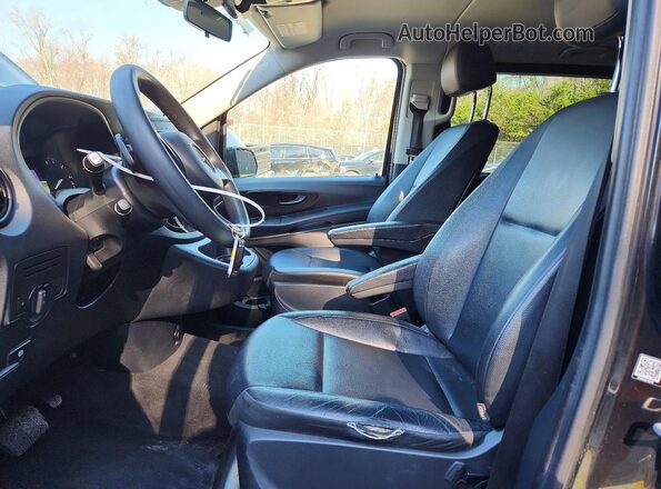 WD4PG2EE7J3365744 2018 MERCEDES-BENZ METRIS Черный Вид салона спереди