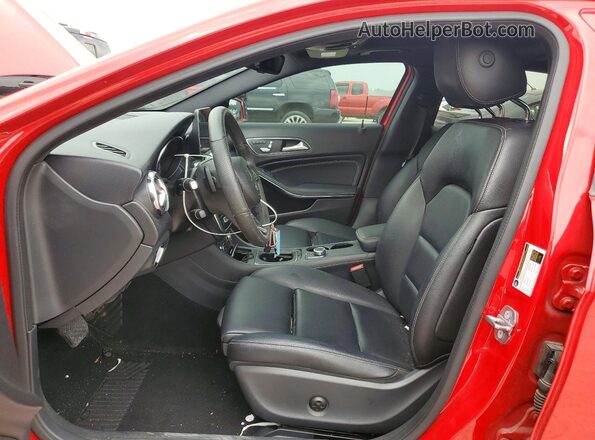 WDCTG4EB0LU020962 2020 MERCEDES-BENZ GLA Red Вид салону спереду