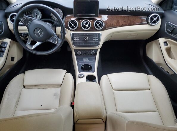 WDCTG4EB1HJ327310 2017 MERCEDES-BENZ GLA Black Widok deski rozdzielczej