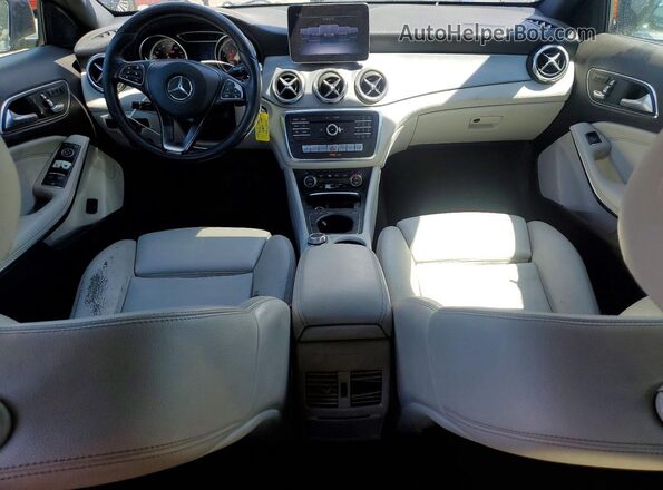 WDCTG4EB1JJ461496 2018 MERCEDES-BENZ GLA Blue Vista del salpicadero