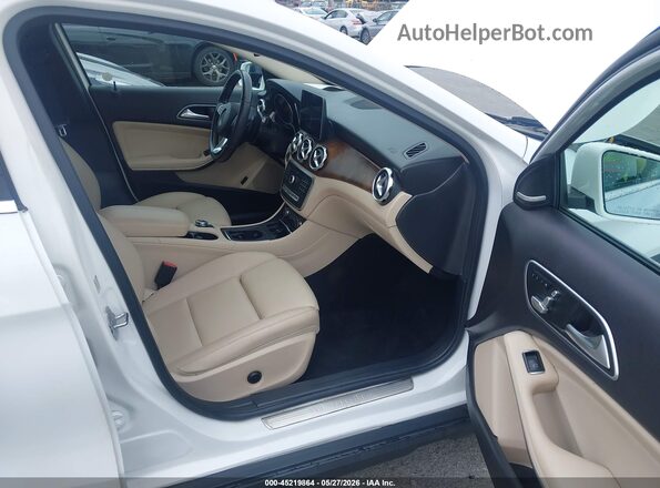 WDCTG4EB3KU004205 2019 MERCEDES-BENZ GLA 250 White Вид салону спереду