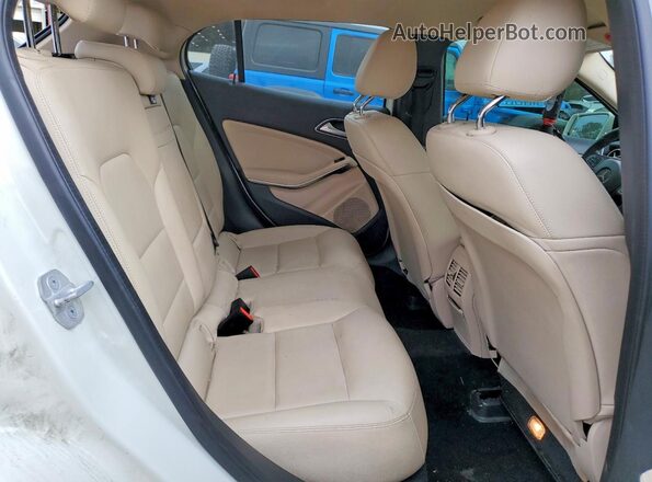 WDCTG4EB5HJ357698 2017 MERCEDES-BENZ GLA White Vista interior trasera