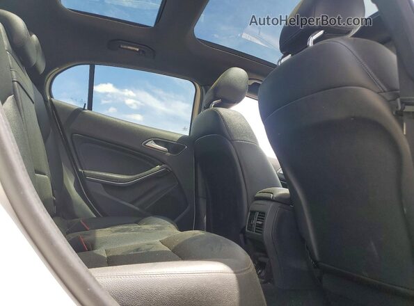 WDCTG4EB5JJ421275 2018 MERCEDES-BENZ GLA White Vista de los asientos traseros