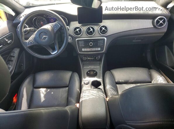 WDCTG4EB5KU010569 2019 MERCEDES-BENZ GLA White Vista del salpicadero