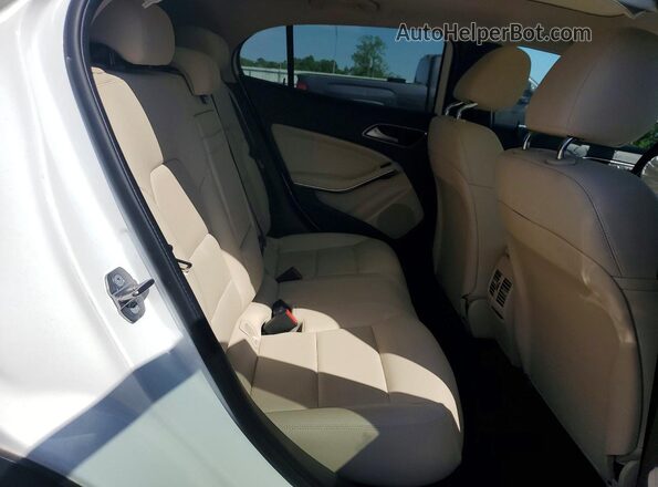 WDCTG4EB7KU014896 2019 MERCEDES-BENZ GLA White Widok tylnych siedzeń