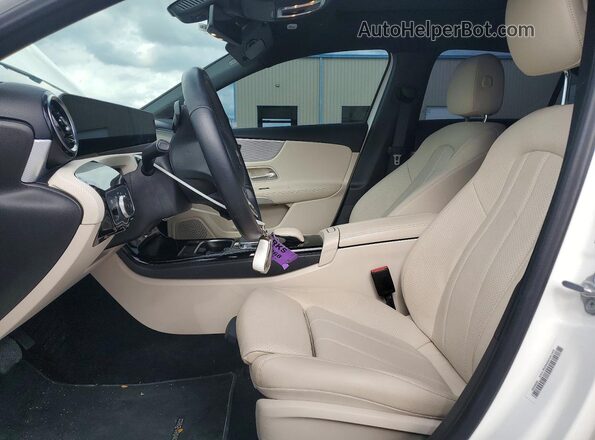 WDD3G4EB3KW023014 2019 MERCEDES-BENZ A Белый Вид салона спереди