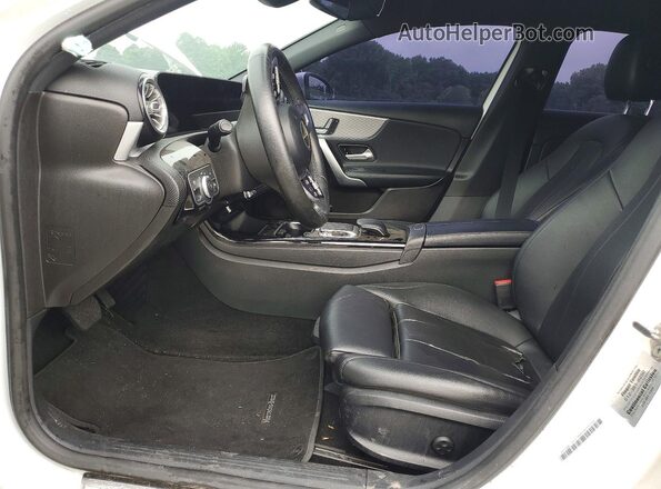 WDD3G4EB7KW000724 2019 MERCEDES-BENZ A White Vista interior delantera