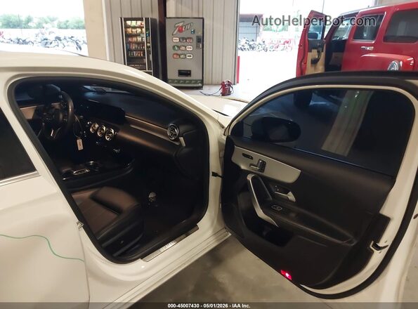 WDD3G4EBXKW015539 2019 MERCEDES-BENZ A 220 White Front interior view