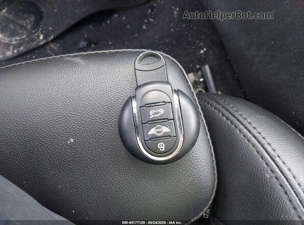 WMWLU1C57H2F27404 2017 MINI CLUBMAN Red Dashboard view