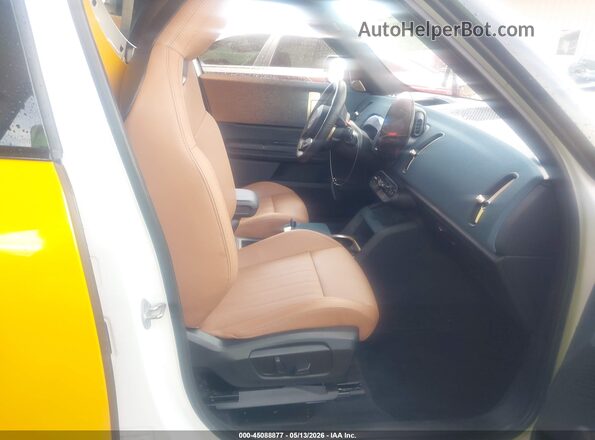 WMZ23GA02S7R17796 2025 MINI COUNTRYMAN Orange Սալոնի դիմացի տեսք