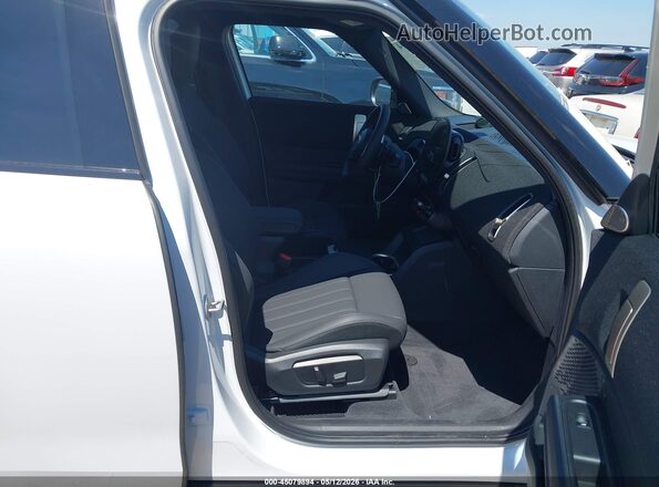 WMZ33GA05T7V12747 2026 MINI COUNTRYMAN White Front interior view