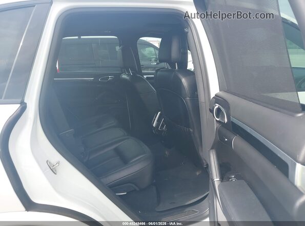 WP1AA2A29HKA82869 2017 PORSCHE CAYENNE Белый Вид наклейки с VIN-кодом