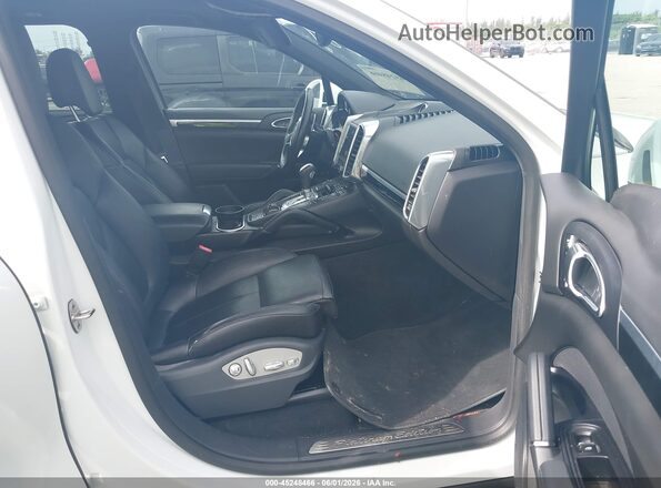 WP1AA2A29HKA82869 2017 PORSCHE CAYENNE Белый Вид салона спереди