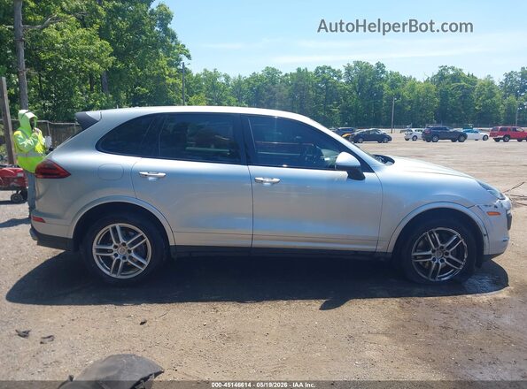 WP1AA2A2XHKA81648 2017 PORSCHE CAYENNE Серебряный Вид задней части салона