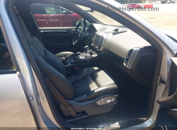 WP1AA2A2XHKA81648 2017 PORSCHE CAYENNE Серебряный Вид салона спереди