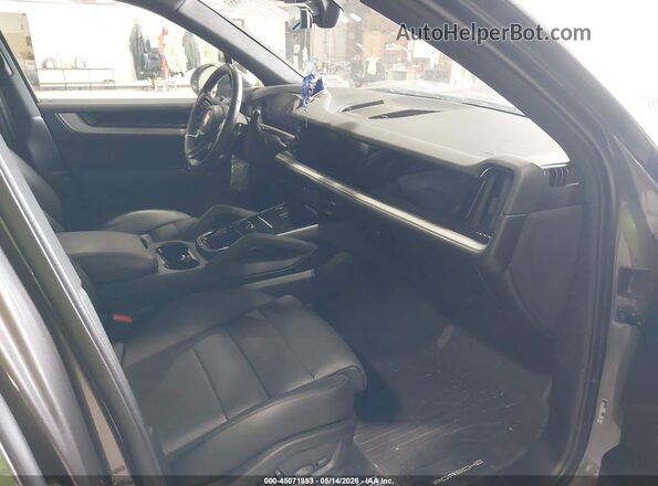 WP1AA2AY2RDA08185 2024 PORSCHE CAYENNE Gray Widok wnętrza z przodu