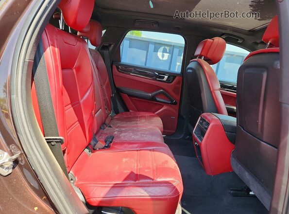 WP1AA2AY4KDA04368 2019 PORSCHE CAYENNE Коричневый Вид задней части салона