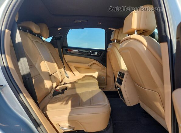 WP1AA2AY7LDA06276 2020 PORSCHE CAYENNE Silver უკანა სალონის ხედი